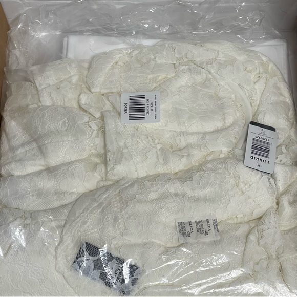 Torrid Ivory Lace Capelet Wedding Dress Size 10 - Picture 7 of 10